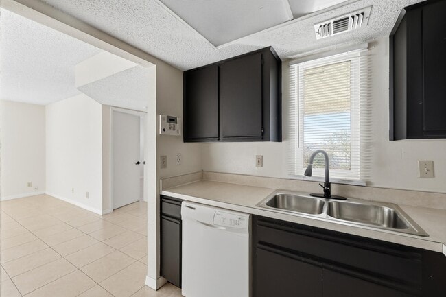 Building Photo - 1502 SE Royal Green Cir