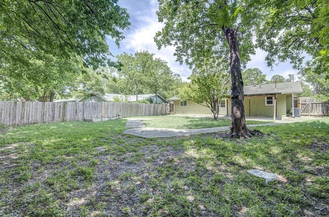 Building Photo - 8803 Brookfield Dr