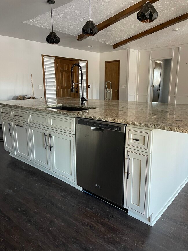 Building Photo - 7119 Summit Dr