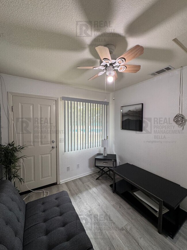 Building Photo - $750 MOVE-IN SPECIAL DISCOUNT AVAILABLE! Luxury Living Awaits: Stunning 4-Bedroom Cul-de-Sac Retr...