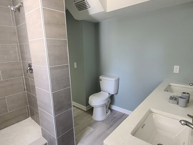 Building Photo - 5224 Roanoke Blvd