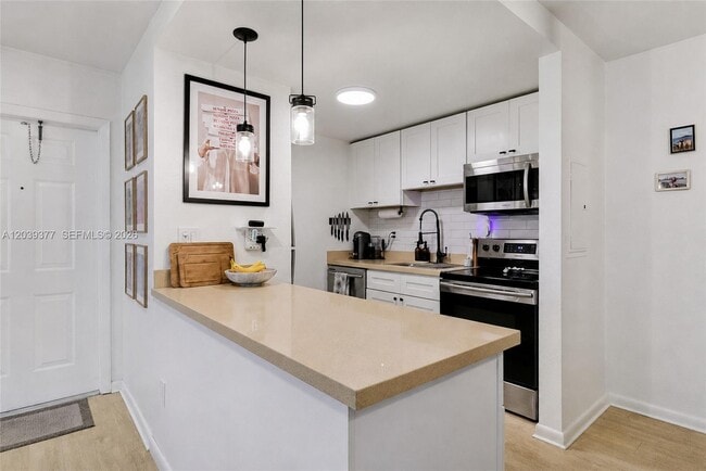 Building Photo - 8950 SW 69th Ct