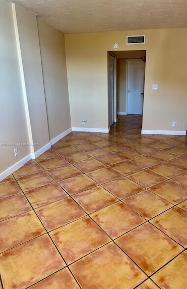 Building Photo - 1900 Diana Dr