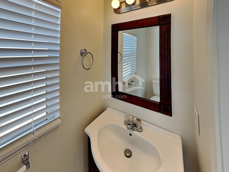 Building Photo - 11801 N Olive St