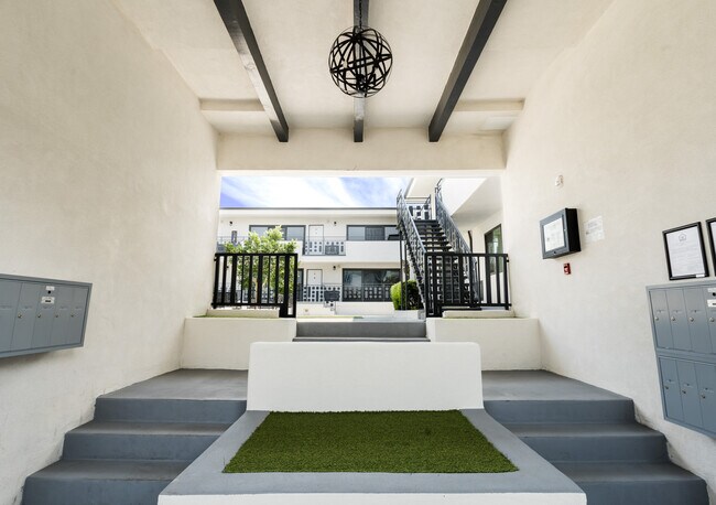 Building Photo - 730 S Serrano Ave