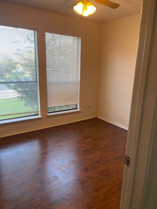 Building Photo - 1007 Spring Loop