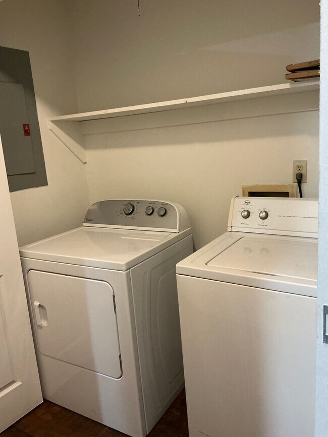 Building Photo - 2 bedroom, 2 bath duplex in Sleepy Creek off Lumpkin Street! Move-in Ready