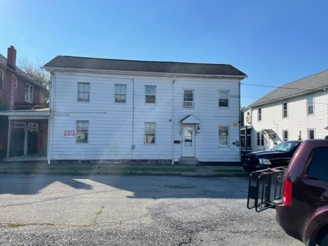 Building Photo - 2nd Floor 1 Bedroom 1 Bathroom Apartment F...