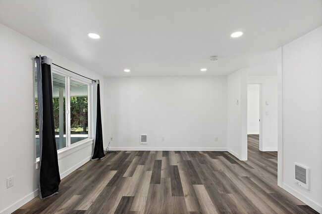 Building Photo - Renovated 3-Bed Rambler in Lakewood | Priv...
