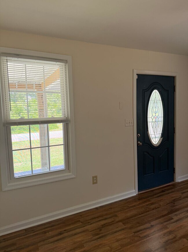 Building Photo - 3 Bed 1 Bath Home