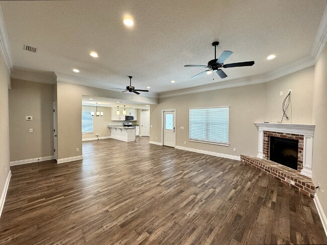 Building Photo - Beautiful Brick 4/2 in popular neighborhood!