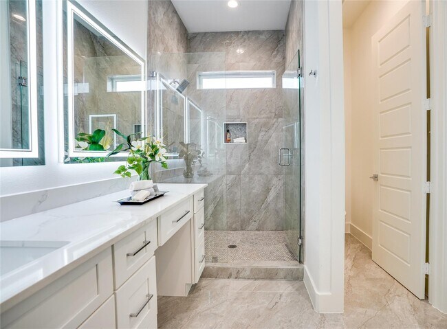 Building Photo - 1 Bedroom Townhome with Rooftop Deck and 1 Car GAR Near Lower Greenville and Henderson