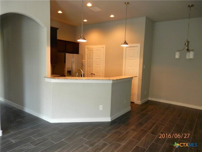 Building Photo - 514 Creekside Frst