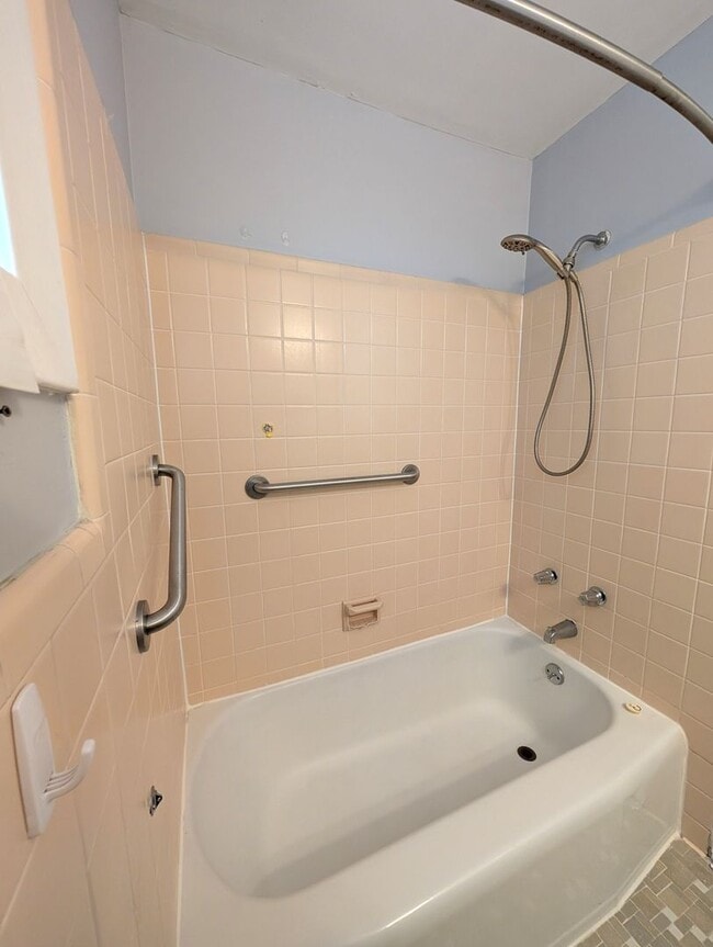 Building Photo - Serene 2BR Living in Seagate Near Market Common - Long Term Rental