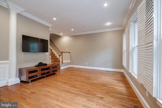 Building Photo - 712 Bracey Ln