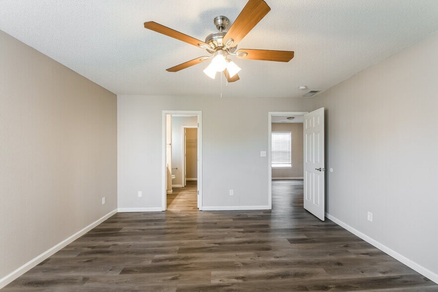 Building Photo - 10343 Kensil St