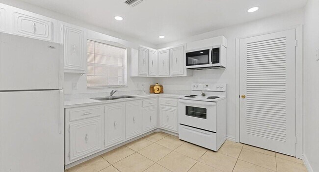 Building Photo - 10821 N Military Trl