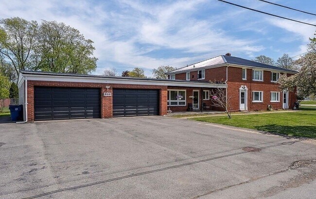 Building Photo - 858 Wehrle Dr