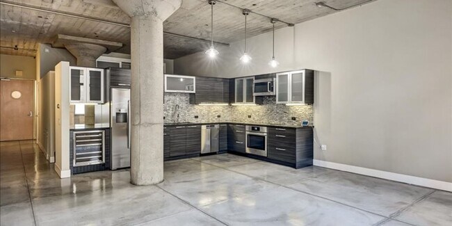 Building Photo - Sophisticated & Chic 2-Level Loft in SOMA ...