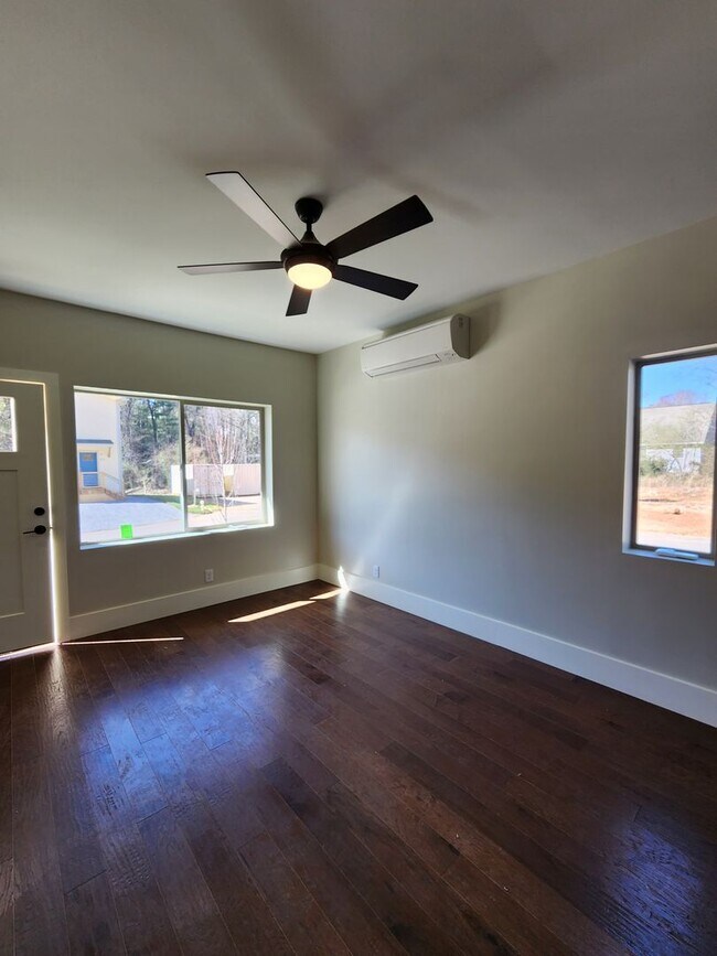 Building Photo - ***6 Month Lease***East Asheville Rental