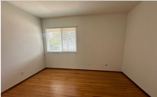 Building Photo - Coastal Living 3 bedroom home in the heart...