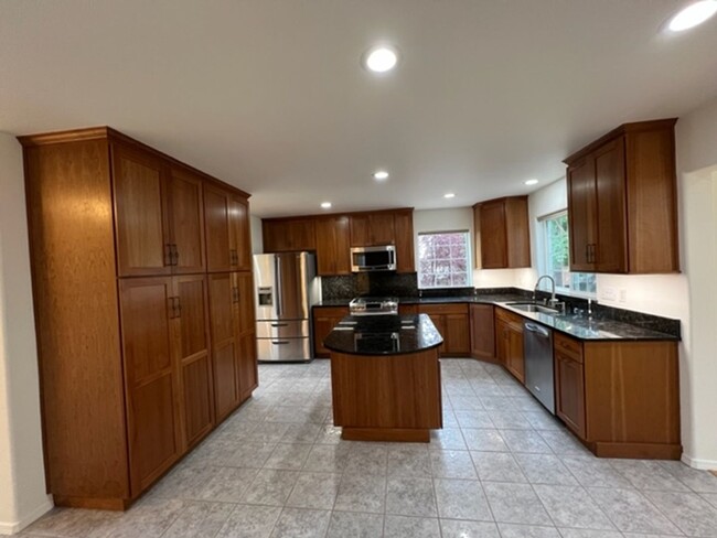 Building Photo - Beautiful 4 Bedroom Eagle River Home!