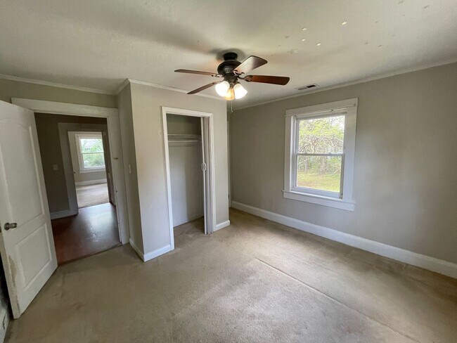 Building Photo - 2 Bedroom 1 bathroom house