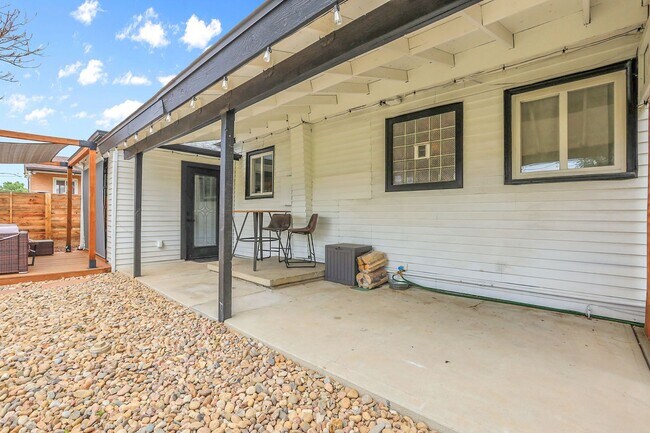 Building Photo - Modern and cozy 3 bedroom, 2 bath home