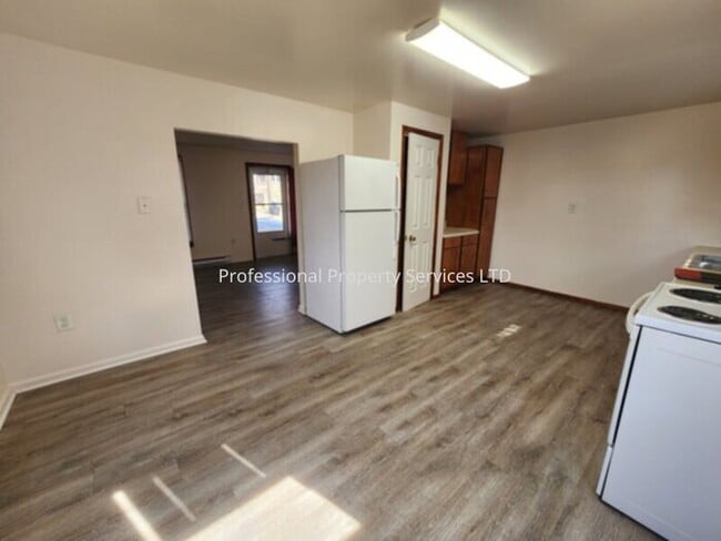 Building Photo - Country Living Near Commuter Routes