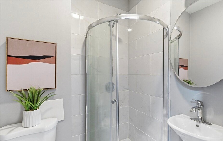 Master bathroon - 415 N Glover St