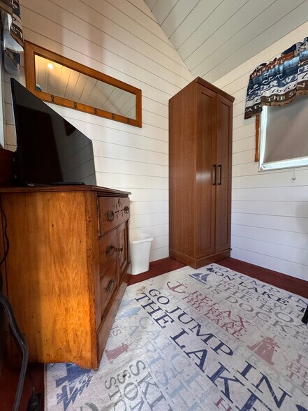 Detached Guest Quarters - 11 Pond Ln