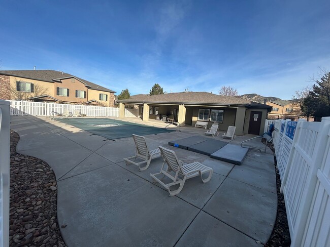 Building Photo - Townhome With Clubhouse