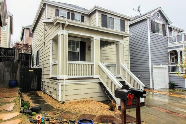 Building Photo - 2 Bedroom 2.5 Bath Home in Petaluma