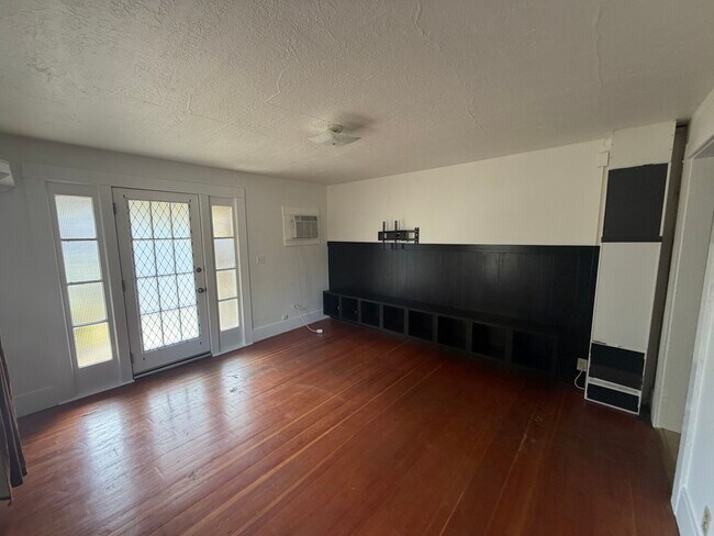 Building Photo - 1725 W 9th Pl