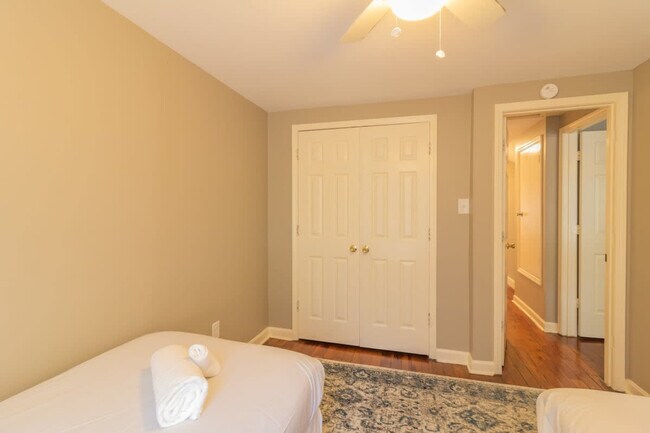 Building Photo - 3912 Crestview Dr