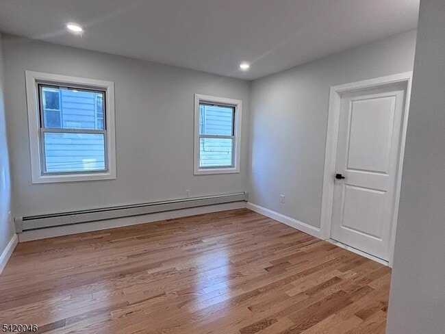 Building Photo - 546-550 E 25th St