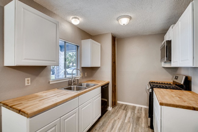 Building Photo - 16406 Spruce Cove St
