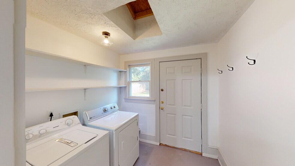 Laundry and entrance to back yard. - 1004 Belmont Ave