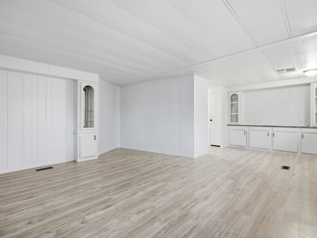 Building Photo - 3 Bedroom 2 Bathroom With community Pool!