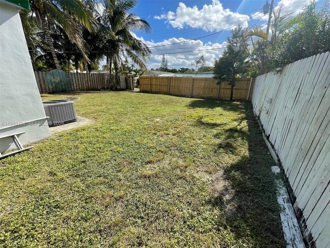 Building Photo - 1332 NE 177th St