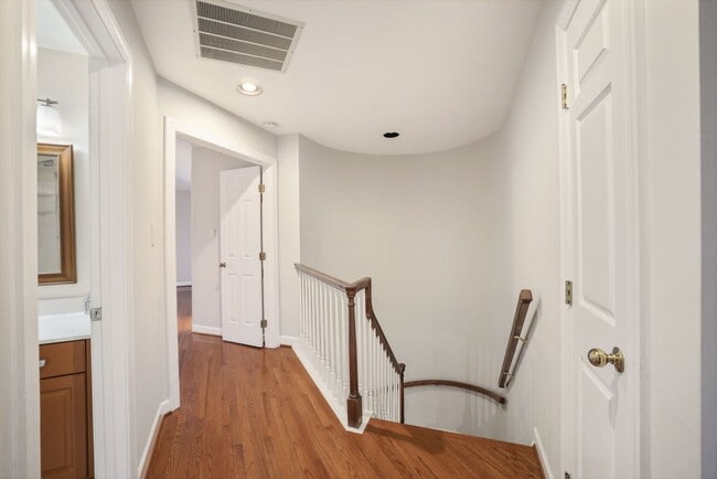 Building Photo - 3 Bedroom 3.5 Bathroom Townhouse// Vienna/...