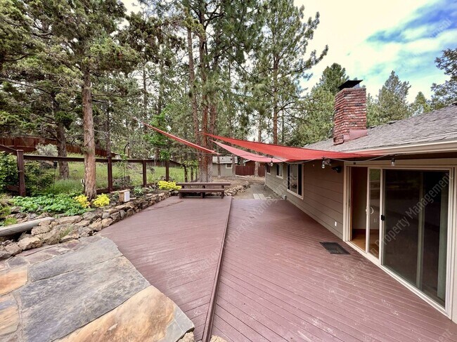Building Photo - Inviting single-level home in forested SW Bend neighborhood