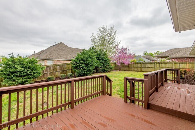 Building Photo - Spacious 3 Bedroom Home on Corner Lot! Must See!