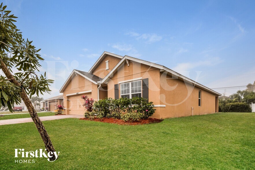 Building Photo - 4406 SW 9th Ave