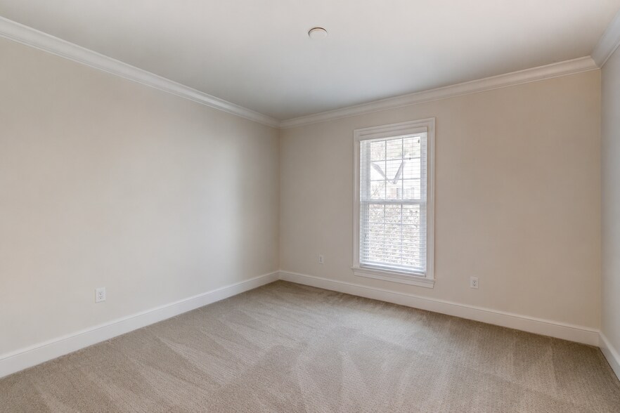 Building Photo - 715 Leister Dr