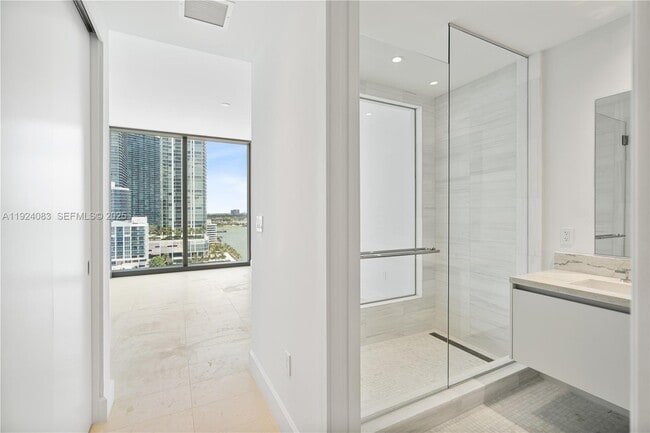 Building Photo - 700 NE 26th Terrace