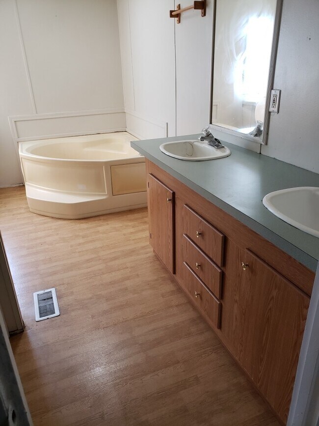 Building Photo - New on Market!