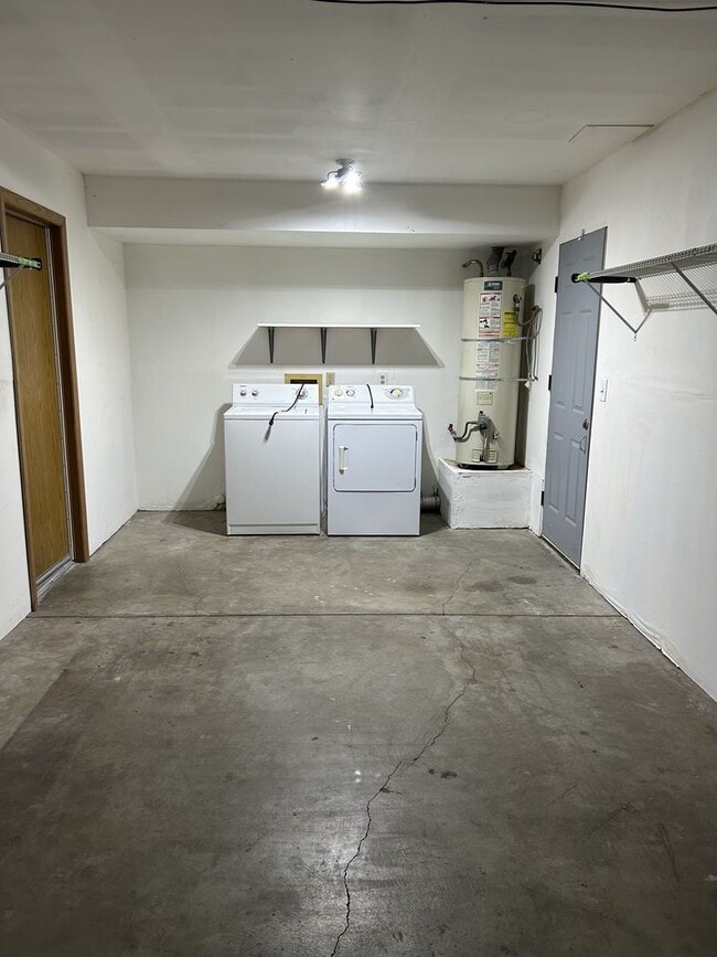 Building Photo - 3 bedroom 3 bath home