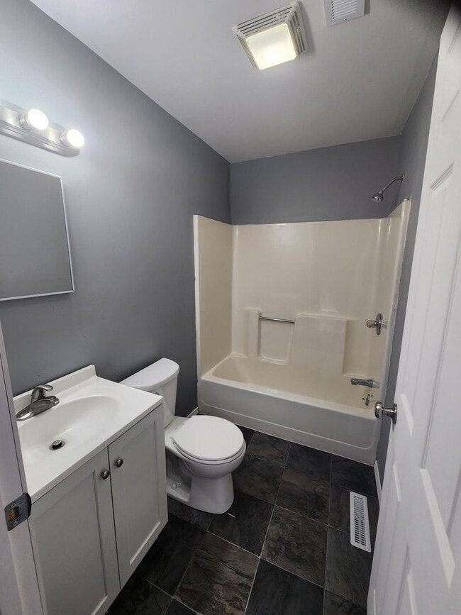 Building Photo - Large office space on East DeYoung, Marion.