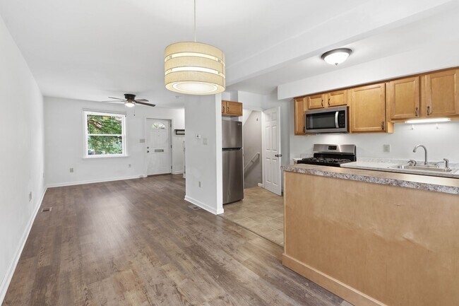 Building Photo - Cozy 2 Bedroom House Available Now!